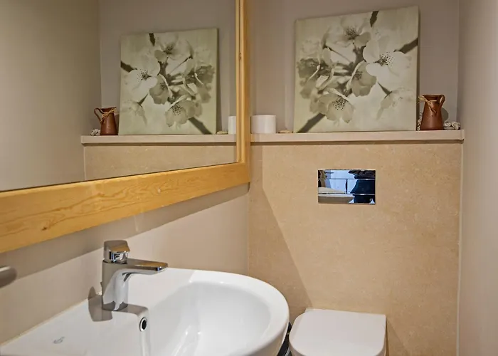 Ollystays Mangroovy 1br, Walk To & Pool Free Access Apartment *